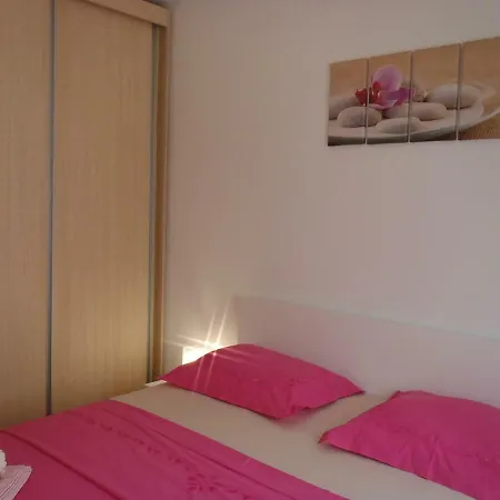 Lemon Tree Apartment Split