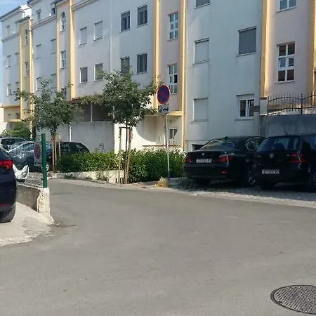 Lemon Tree Apartment Split
